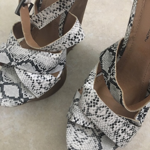 Snake Skin Pattern Plastic Wedge Open Toe Heel - Picture 4 of 6